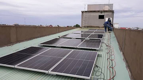 Thi công lắp đặt hệ thống điện năng lượng mặt trời áp mái